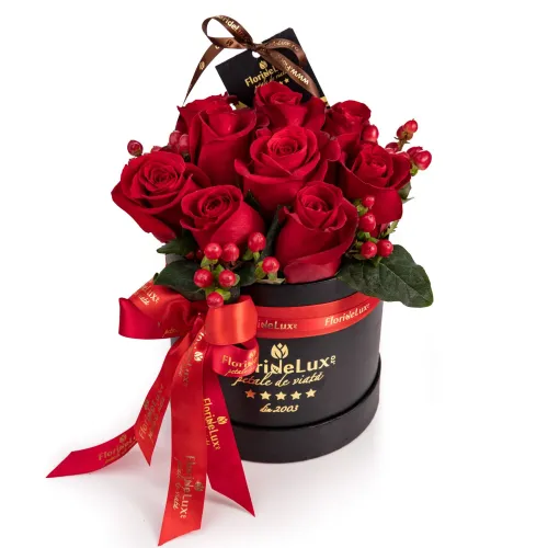 Foto Cutie cadou cu trandafiri si hypericum-Premium