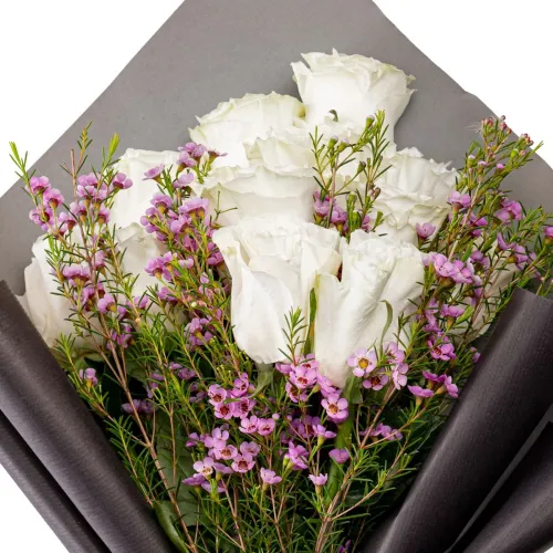 Foto Buchet trandafiri albi si chamelaucium roz-Premium